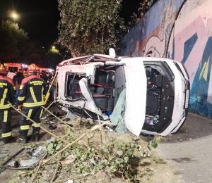 Vehículo tipo SUV accidentado en El Condado.