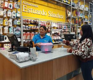 Una empleada de Almacenes Estuardo Sánchez atiende a una compradora.