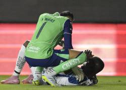 El portero costarricense de Pumas #01 Keylor Navas ayuda al delantero ecuatoriano de Pachuca #10 Enner Valencia durante la semifinal del Clausura de la Liga MX.