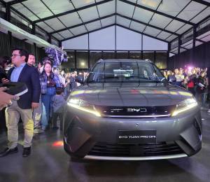 Exhibición en Ecuador de un vehículo de la marca BYD.