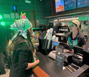 Clienta en la orden de su pedido, durante la inauguración del primer local de Starbucks en Guayaquil.