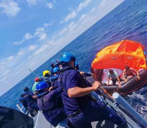 Una unidad de Guardacostas encontró a los sobrevivientes a unas 34 millas de la Puntilla de Santa Elena.
