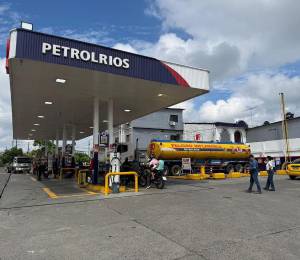 Agentes de la ARCH realizando inspecciones a los centros de distribución del segmento automotriz.