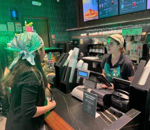 Clienta en la orden de su pedido, durante la inauguración del primer local de Starbucks en Guayaquil.