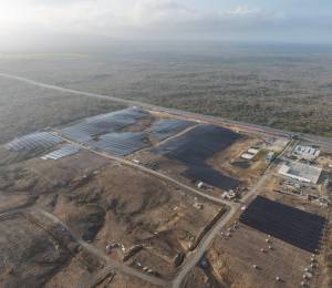 Foto panorámica de la planta de energía solar Río de Oro Energy.