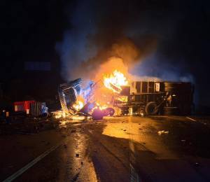 El accidente involucró a un camión y una camioneta; tras el impacto, el vehículo pesado se volcó y se incendió