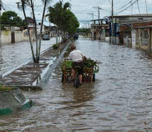 Fotografía referencial que muestra una inundación en la ciudad de Milagro, en Guayas.