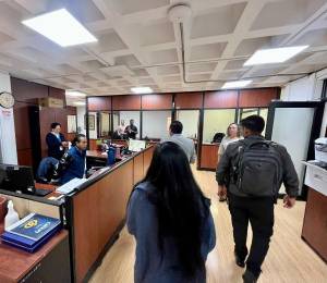 Agentes ingresaron a las oficinas del Municipio de Quito por un presunto delito de peculado.