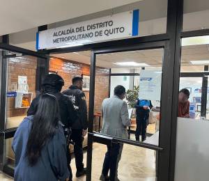 Los operativos se realizaron en dependencias municipales, un consorcio en Rumiñahui y el despacho de un abogado.