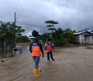 Funcionarios de Gestión de Riesgos atendiendo la emergencia por el desbordamiento del río Sucio.