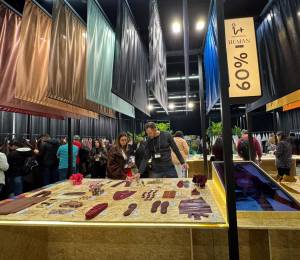 Asistentes a la feria Inspiramais, en Sao Paulo, analizan las exhibiciones de moda.