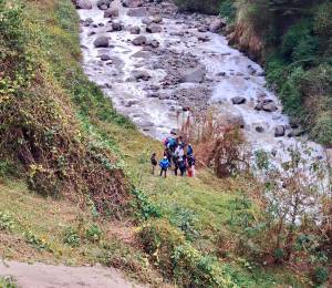 Fotografía de equipos de rescate en las orillas del río Machángara.