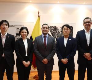 Fotografía que muestra al director ejecutivo de Agrocalidad, Eduardo Cantos, junto con representantes del Gobierno japonés.