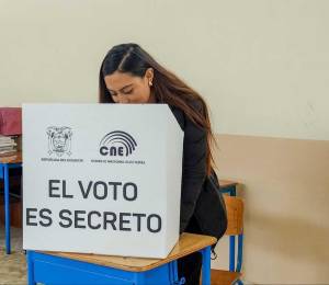 El voto es obligatorio para todos los ecuatorianos que tienen entre los 18 y 65 años.