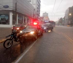 Fotografía que muestra varios vehículos a un costado del paso deprimido de la av. 10 de Agosto y Francisco de Orellana.