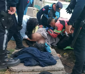 Hombre cayó a la laguna del parque La Carolina y casi se ahoga.