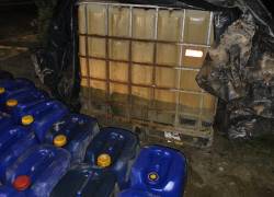 Fotografía que muestra más de una decena de envases en el sitio del operativo.