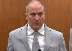 Esta captura de video cortesía de Court TV muestra al ex policía Derek Chauvin hablando frente a la cámara mientras escuchaba su sentencia.
