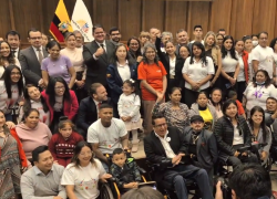 Fotografía que muestra a ciudadanos que conforman el Frente Nacional de Enfermedades Raras del Ecuador (FENER) en la Asamblea Nacional, este lunes.