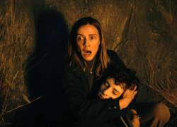 Candice, interpretada por Sara Canning, sosteniendo entre sus brazos a su hijo, Elliot (Jett Klyne).