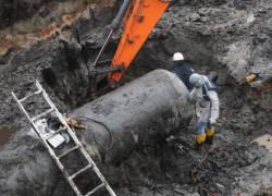 Fotografía que muestra las labores de reparación de la tubería rota.