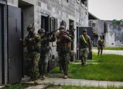 Fotografía que muestra a miitares ecuatorianos realizando ejercicios en escenarios urbanos.