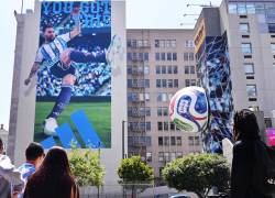 Personas observan un mural tridimensional del futbolista argentino Lionel Messi, creado por el artista Lyndon J. Barrios Sr., exhibido en la fachada de un edificio en Los Angeles, el 8 de junio de 2026.