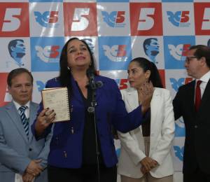 Gabriela Rivadeneira junto a varios miembros de Revolución Ciudadana.