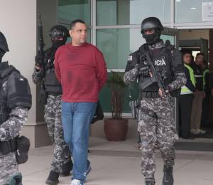 Entre los detenidos se encuentra el alcalde de Esmeraldas Vicko Villacís, en el Aeropuerto Mariscal Sucre.