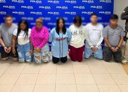 Fotografía que muestra a los detenidos bajo custodia policial.