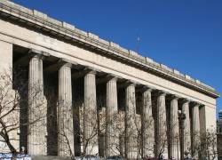 Exteriores de la Facultad de Ingeniería de la Universidad de Buenos Aires en Argentina.
