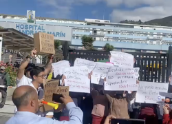Médicos internistas protestaron en los exteriores del Hospital Carlos Andrade Marín (HCAM).