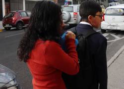 Fotografía referencial de una madre llevando a su hijo al colegio.