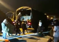 En videos difundidos en redes sociales los atacantes mostraron los camiones tomadas al Ejército en los alrededores de la Mitad del Mundo.
