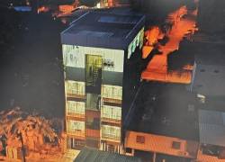Edificio lujoso de cinco plantas en pleno Guasmo Sur de Guayaquil.