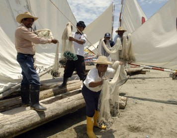 Las balsas de General Villamil Playas, tradición que se mantiene desde las culturas Valdivia y Huancavilca