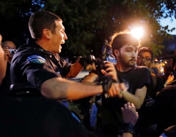 Protesta contra una estatua en el campus de la Universidad de Carolina del Norte