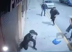 Una cámara de seguridad registró el momento en el que el policía Santiago Olmedo tomó procedimiento sobre un asalto ocurrido en Riobamba.