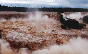 Fotografía durante una crecida del río en las Cataratas de Iguazú, en el 2023.