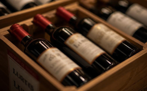 Ilustración de importación de botellas de vino en cajas.