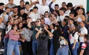 El presidente Daniel Noboa posando junto a los jóvenes que forman parte del programa.