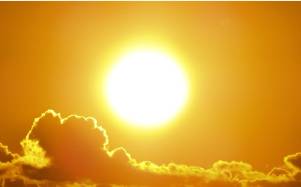 La escasez de nubosidad en las mañanas permite el paso directo de los rayos solares.
