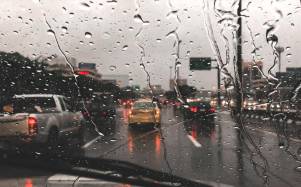 Calles mojadas debido a las lluvias, se recomienda manejar con precaución.