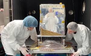 Imagen en donde se ve a científicos de Google trabajando en el Proyecto Suncatcher, investigando cómo evitar el sobrecalentamiento de los chips en el espacio.