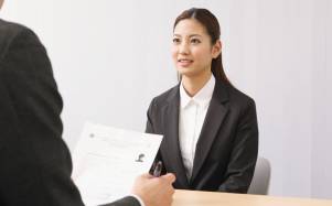 Mujer en entrevista de trabajo.