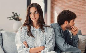 Las parejas que discuten y se critican continuamente deben revisar si es que su relación está en problemas.
