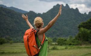 Mujer disfrutando de la naturaleza en viaje.