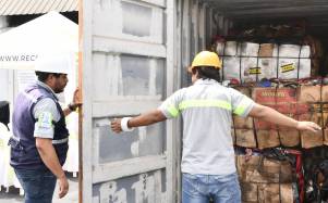 Fotografía de un contenedor de lubricantes llegando al puerto de Guayaquil para su procesamiento.