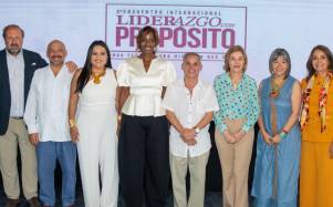Primer encuentro internacional de 'Liderazgo con propósito' realizado en Guayas. En la foto las empresarias Isabel Noboa y Bisila Bokoko acompañadas por los speakers del evento Tomeu Oliver Gaya, Javier Valbuena, María Paulina Romo, , Verónica Gavilanes y Rafael Avilés.