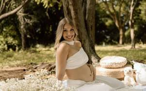 Imagen de Emiliana Valdez que forma parte de una sesión fotográfica con la cual contó a sus seguidores sobre su dulce espera.